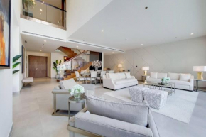 4 Bed Villa with Marina Views in Jumeirah Hotel